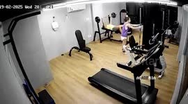 Quick-thinking wife saves husband from barbell gym fail