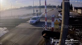 Drivers save car from train collision at the last second in Świebodzin, Poland