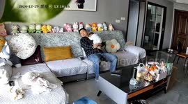 Baby slips from father's arms while he naps in Hubei, China