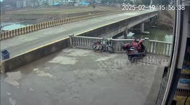 Car nearly goes over bridge after hitting trash bin in Guangzhou