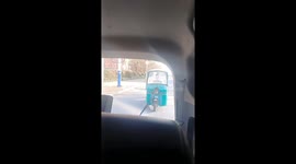 Tricycle door falls off during failed towing attempt in Shandong, China