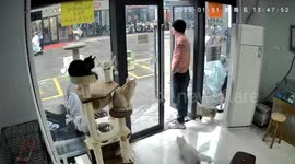 Person rescues cat trapped by door in Jiangsu, China