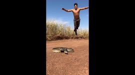Man jumps beside snake and gets bitten in Florida, USA
