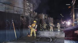 US, Los Angeles: Canoga Park Firefighters Quickly Contain Blaze Near Building