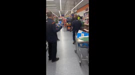 B&M security guard wrestles with suspected shoplifter in Hull