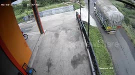 Truck overturns while struggling uphill in Wonosobo, Indonesia