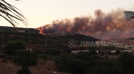 #IFLaLinea Houses about to be burning on La Línea's fire. Chalés a punto de ser devorados por las llamas. https://t.co/kunnSftVMA