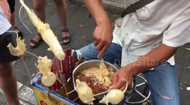 Skilled Beijing street vendor makes toffee mousse