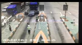 Car reverses frantically to escape being checked