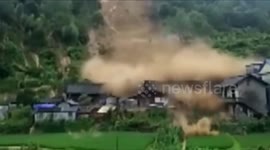 Ferocious mountain torrents crash down houses in Hunan in China