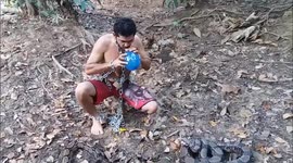 BIZARRO ATIVISTA COLOCA  TARANTULA E COBRA GIGANTE NA BOCA.