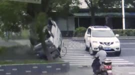 Cyclist narrowly escapes being hit by minibus