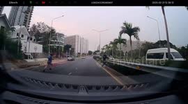 Knife-wielding taxi driver chases 'fare-dodging' tourist down street in Thailand