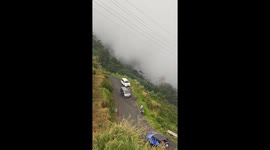 Mobil melewati tanjakan yang sangat tinggi dengan skil sopir yang luar biasa