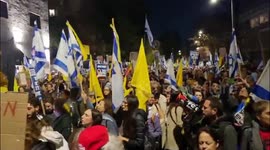 Israel: Hundreds of Israeli settlers are demonstrating outside Netanyahu's residence in Jerusalem, demanding the completion of a prisoner exchange deal with the Palestinian resistance