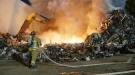 US, Los Angeles: Central Alameda Scrap Yard Fire