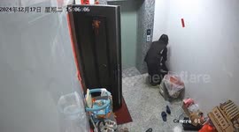 Parent accidentally locks child outside while taking out garbage in China