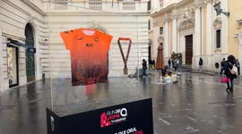 The official jersey and medal of the Rome Marathon (Run Rome The Marathon) on display in a transparent case in Via del Corso in Rome.