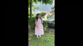 Girl freezes during photoshoot at the sight of frog