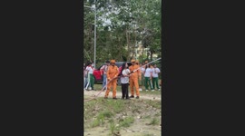 Schoolgirl hilariously struggles to handle fire hose