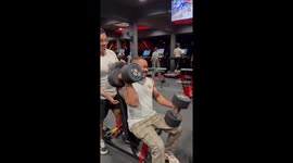 Trainer breaks arm after lifting 40kg dumbbell due to exhaustion