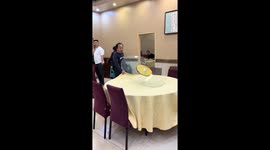 Restaurant worker’s rapid tablecloth swap and plate trick amazes diners in China