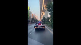 Rescue team uses tow truck to transport 21-year-old obese man weighing 160 kg to hospital