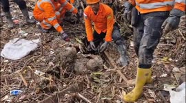 The sad story of a mother and child who died in the embrace of a flash flood in Indonesia