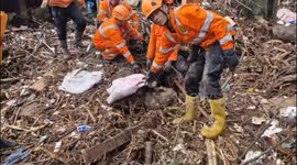 The sad story of a mother and child who died in the embrace of a flash flood in Indonesia