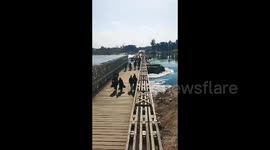 Syria: The first footage of civilians crossing a dirt bridge connecting the two banks of the Euphrates River in the city of Deir ez-Zor after its restoration