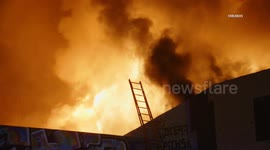 US, Los Angeles: Downtown Los Angeles Commercial Fire Part 2