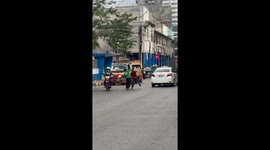 Grab rider and taxi driver fight on the road in Cebu