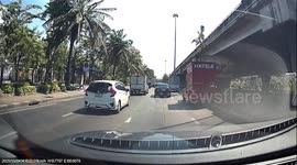 Car bumper flies from expressway and lands on road below