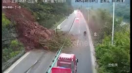 Cars forced to brake as landslide crashes onto highway in China