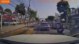 Motorcycle rider crashes into tree to avoid car cutting into lane
