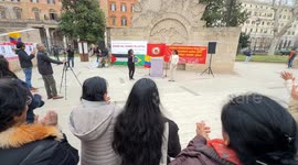 Two girls of foreign origin sing living in Italy the song ‘no woman no cry’ and receive applause during the demonstration ‘women of the world in struggle’ in Rome.