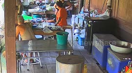 Quick-thinking restaurant staff extinguish gas stove fire