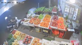 Shopkeeper chases after thieves stealing fruit from stall