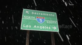 US, Bakersfield: Tejon Pass Snow Starting To Fall Along Interstate 5