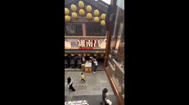 Upstairs-downstairs collaboration: Spectacular pancake toss in Jiangxi