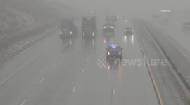 US, Bakersfield: Tejon Pass CHP Begins Snow Escorts On Interstate 5