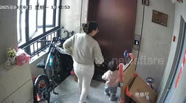 Mother and daughter avoid malfunctioning elevator in Fujian, China