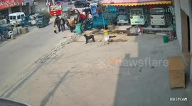 Child saved from oncoming car by elderly man in Anhui, China