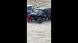 Drivers use sand to extinguish jeep's engine fire at offroad race