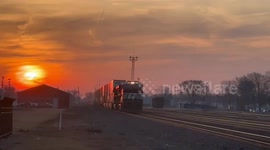 US: Stunning Sunset Video Captures Train Passing in Sandusky Ohio