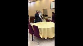 Restaurant worker’s rapid tablecloth swap and plate trick amazes diners