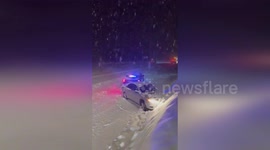US: Extreme Winter Driving Chaos Hits Snoqualmie Pass as Police Rescue Stranded Motorist