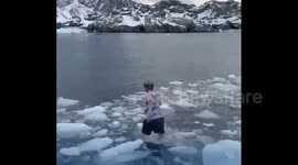 Antarctica: The Argentine who made history and celebrated with a dip in icy waters: he was the first to graduate in Antarctica