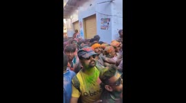 Bull charges through crowd during Holi celebrations in Barsana