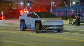 US, Los Angeles: Mid City Cybertruck Crash